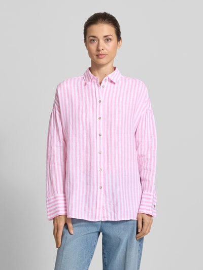 Kobiece modelka nosi Relaxed Fit Leinenbluse im Allover-Look od Christian Berg Woman, różowe i białe paski, czysty len, kołnierzyk koszulowy, długość tyłu 74 cm, długość rękawa 47 cm, widok całej sylwetki z przodu