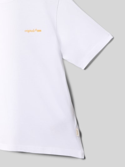Produktfoto, dziecięcy t-shirt T-Shirt mit rückseitigem Motiv-Print Modell 'MONTAUK' von Jack & Jones, biała bawełna, prosty krój, nadruk z napisem, detal z logo, długość tyłu w rozmiarze 140: 52 cm