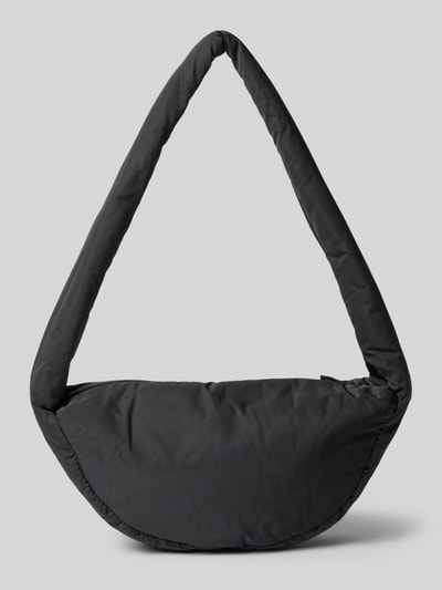 Produktfoto, schwarze Shoulder Bag mit Logo-Detail Modell 'Puffy' von Studio Noos, glatte Oberfläche, leicht glänzende Textur, Hauptfach mit Reißverschluss, Schulterriemen, Maße 38x20x9 cm, Riemenlänge 86 cm