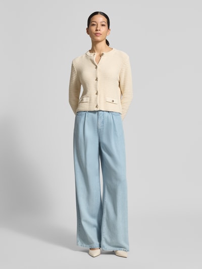 Kobiece modelka nosi Wide Leg Jeans im 5-Pocket-Design Modell 'Naila' od MAC z lyocellu, jasnoniebieskie, szeroki krój, Haken- und Reißverschluss, Ganzkörperansicht z przodu, szerokość w rozmiarze 36/32: 39 cm, długość wewnętrzna nogawki w rozmiarze 36/32: 8 cm
