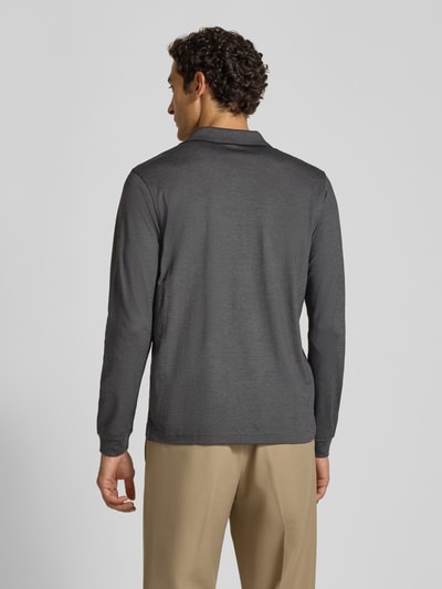 Männermodel trägt Regular Fit Poloshirt in Two-Tone-Machart van LERROS, katoenmix, borstzak, logo, knoopsluiting, shirt met lange mouwen, ruglengte maat M 72 cm, Ganzkörperansicht Rückansicht