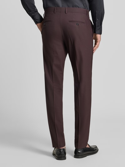 Männermodel trägt Straight Fit Hose mit Schurwoll-Anteil Modell 'Totti' von CINQUE in Dunkelbraun, elastischer Stoff, Ganzkörperansicht Rückansicht.