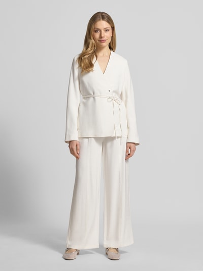 Frauenmodel trägt Regular Fit Blazer mit Strukturmuster von Calvin Klein Womenswear in Optik: Unifarben, Viskose-Mix, Taillengürtel, 2-Knopf-Verschluss, Langarm, Ganzkörperansicht von vorne.