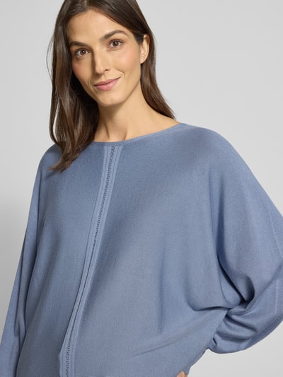 Frauenmodel trägt Oversized Strickpullover aus Viskose-Mix von s.Oliver BLACK LABEL in Optik: Unifarben, Materialverarbeitung: Strick, Nahaufnahme Oberkörper.