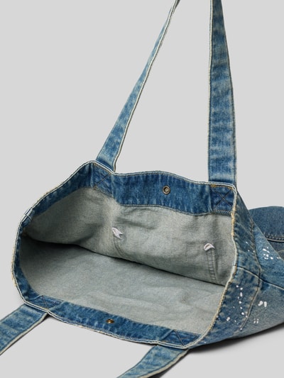 Produktfoto, Tote Bag aus reiner Baumwolle in Denim-Optik von Carhartt Work In Progress, Hoofdvak met drukknoopsluiting, denimlook, logopatch, draagriem, Breedte 48 cm, Lengte 40 cm, Diepte 15 cm, schouderbandlengte 65 cm