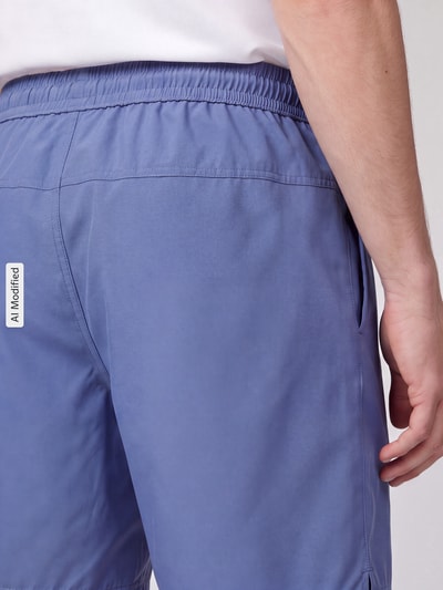 Männermodel trägt Regular Fit Sportshorts mit Logo-Print von Nike, blauer Stoff mit glatter Textur, Nahaufnahme Hüfte, KI-modifiziertes Bild. Herren Sportshorts von Nike Training