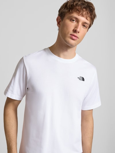 Männermodel trägt wit T-shirt met Labelstitching van The North Face, katoenmix, regular fit, ronde hals, Heren, Nahaufnahme Oberkörper.