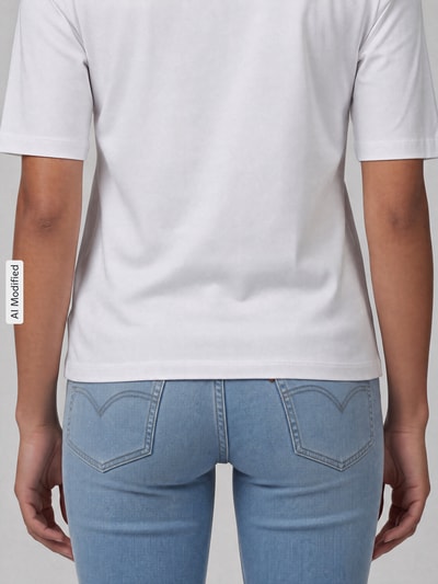 Frauenmodel trägt hellblaue Slim Fit Bootcut-Jeans aus Baumwoll-Mix Modell '725®' von Levi's® 300, Nahaufnahme Rückansicht.