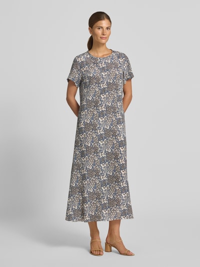 Vrouwenmodel draagt vrijetijdsjurk van zijde met all-over bloemenmotief, getailleerd, midilengte, ronde hals, korte mouwen, popeline, Weekend Max Mara Model 'CRESPO', Ganzkörperansicht von vorne.