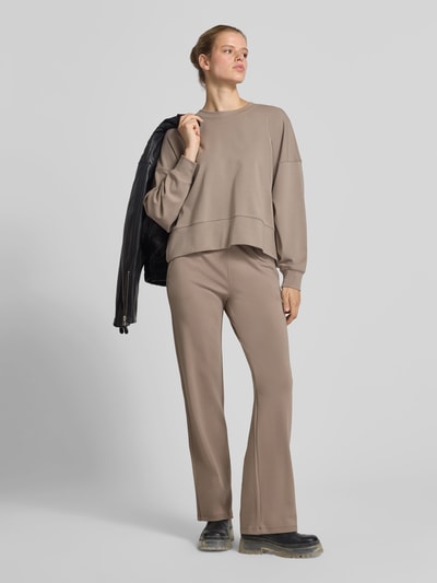 Vrouwenmodel draagt Flared Fit Sweatpants met Tunnelkoord van Juvia in mix van katoen en modal, steekzakken, elastische band, flared fit. Ganzlichaanzicht van voren.