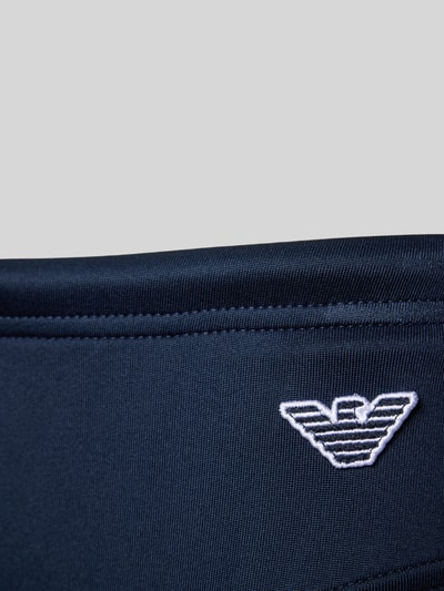 Produktfoto, dunkelblaue Badehose mit Logo-Patch von Emporio Armani aus Material-Mix mit Stretch-Anteil, Detail: Logo-Patch auf Bund