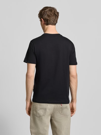 Männermodel trägt Regular Fit T-Shirt mit Logo-Print Modell 'Kenan' von Blend aus reiner Baumwolle, Rückenlänge 67 cm, Ganzkörperansicht Rückansicht.