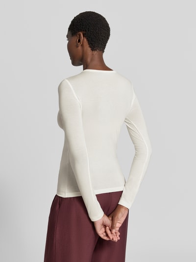 Frauenmodel trägt weißes Slim Fit Langarmshirt aus Lyocell-Mix Modell 'ADA' von VERO MODA, glatte Textur, Ganzkörperansicht Rückansicht. Damen Langarmshirt von VERO MODA.