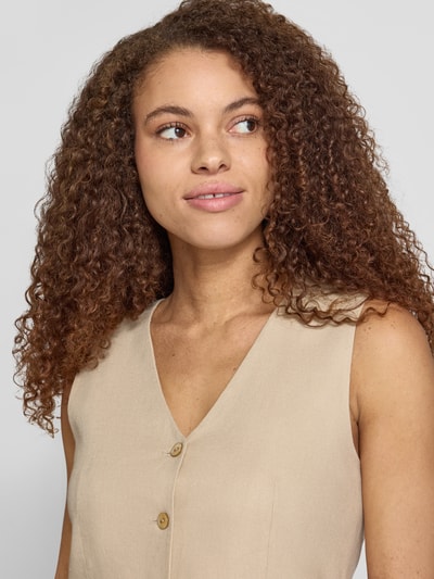 Frauenmodel trägt Regular Fit Leinenweste mit Bindeband Modell 'GOA' von Only, unifarben, V-Ausschnitt, Nahaufnahme Oberkörper.