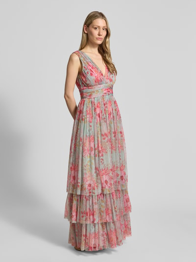 Frauenmodel trägt Abendkleid mit Volantsaum und V-Ausschnitt von LACE & BEADS aus Chiffon in floraler A-Linie, Maxikleid, Ganzkörperansicht von vorne.