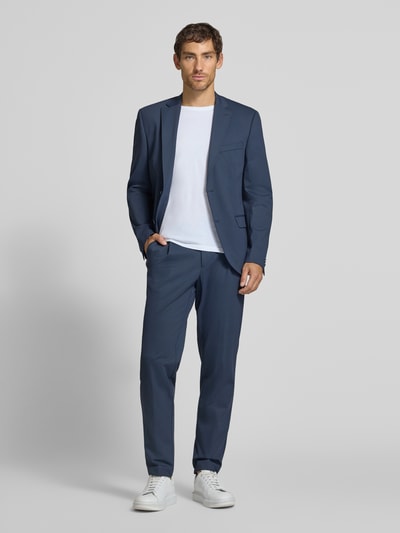 Männermodel trägt Slim Fit 2-Knopf-Sakko mit Pattentaschen von bugatti in Dunkelblau, Material-Mix mit Stretch, Ganzkörperansicht von vorne.
