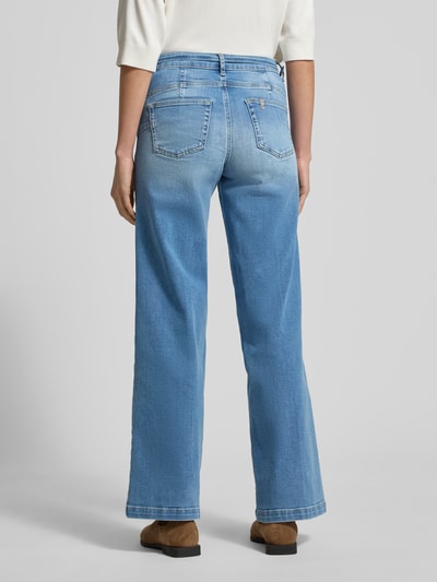 Frauenmodel trägt Flared Jeans mit 5-Pocket-Design von Liu Jo White in Hellblau, Baumwoll-Mix mit Stretch, Ganzkörperansicht Rückansicht.