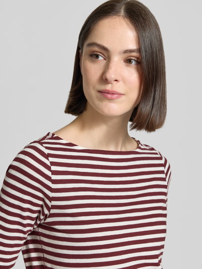 Frauenmodel trägt Slim Fit T-Shirt aus reiner Baumwolle von s.Oliver RED LABEL, Optik:Allover-Muster, gestreift, Flammgarn, Nahaufnahme Oberkörper.