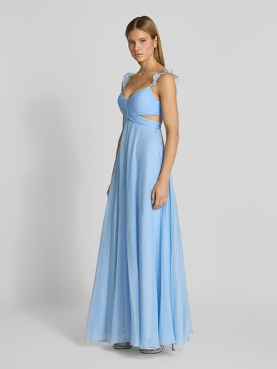 Frauenmodel trägt Abendkleid mit Cut Outs und Rüschen von Jake*s Cocktail, hellblau, A-Linie, Maxikleid, Raffung, Reißverschluss, Ganzkörperansicht von vorne.