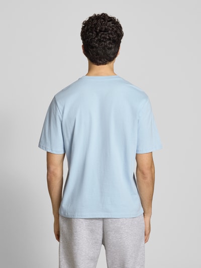 Männermodel trägt T-Shirt mit Logo und Rundhalsausschnitt von REVIEW, hellblau, Baumwoll-Viskose-Mix, Regular-Fit, Ganzkörperansicht Rückansicht. Rückenlänge 64 cm bei Größe M.
