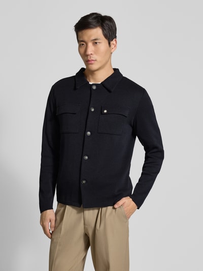Männermodel trägt Regular Fit Hemdjacke mit Brusttaschen von Manuel Ritz in Schwarz, Baumwoll-Mix, Umlegekragen, Knopfleiste, Ganzkörperansicht von vorne.