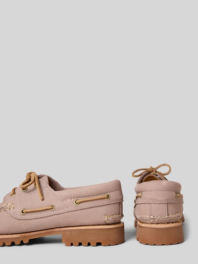 Produktfoto, Bootsschuhe aus Leder mit profilierter Sohle von Timberland in Beige mit abgerundete Spitze, Schnürung, Absatzhöhe 3 cm, Schafthöhe 7 cm, Schaftweite 9 cm, robust strukturierte Sohle.