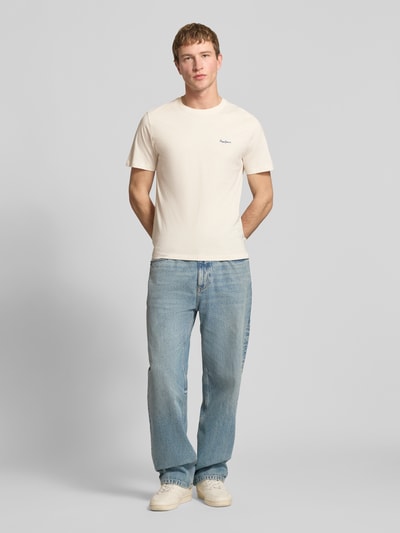 Männermodel trägt Regular Fit T-Shirt aus reiner Baumwolle Modell 'CONNOR' von Pepe Jeans in Unifarbe, Rundhals, Label Stitching, Ganzkörperansicht von vorne.
