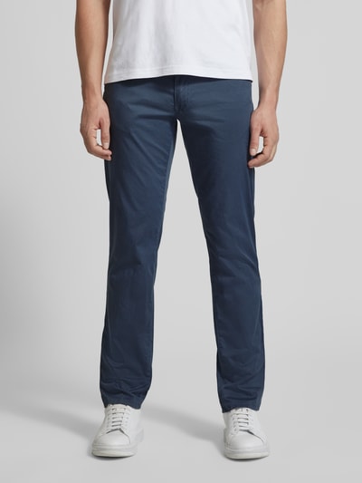 Männermodel trägt dunkelblaue Hose mit Strukturmuster Modell 'Cadiz' von BRAX, Baumwoll-Elasthan-Mix, Regular-Fit, Eingrifftaschen, Ganzkörperansicht von vorne.