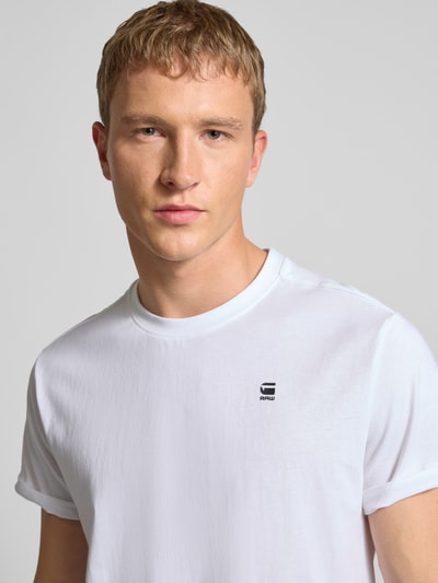 Männermodel trägt T-Shirt mit Label-Detail von G-Star in Weiß, Reine Bio-Baumwolle, Gerader Schnitt, Rundhalsausschnitt, Nahaufnahme Oberkörper