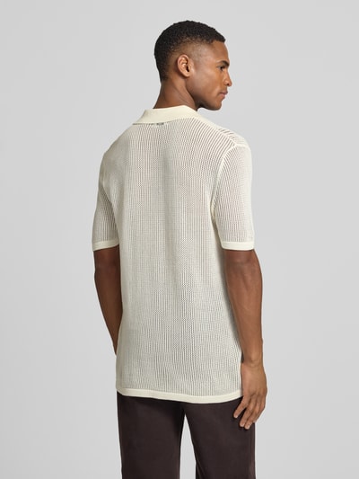 Männermodel trägt Slim Fit Poloshirt mit V-Ausschnitt von Antony Morato, Baumwoll-Modal-Mix, 1/2-Arm, Rückenlänge 75 cm, Ganzkörperansicht Rückansicht.