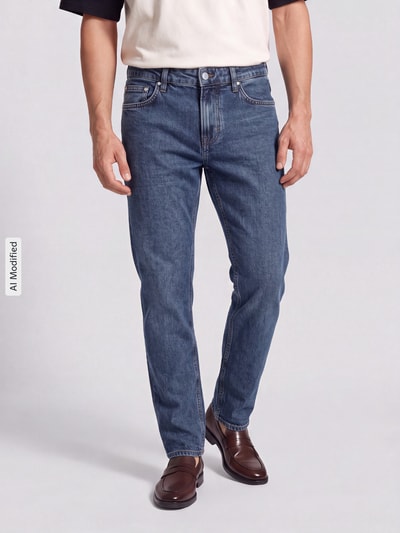 Męski model nosi Modern Fit Straight Fit Jeans aus Baumwoll-Mix Modell 'Mitch' von JOOP! w kolorze niebieskim, tekstura denim, Ganzkörperansicht von vorne, KI-modifiziertes Bild. Jeansy męskie Straight Fit marki JOOP! JEANS.