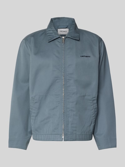Produktfoto, Jacke mit Label-Stitching und Eingrifftaschen von Carhartt Work In Progress, blau, Regular-Fit, Reißverschluss, Umlegekragen, glatte Textur, Rückenlänge 68 cm, Schulterbreite 59 cm, Brustweite 60 cm, Ärmellänge 20 cm.