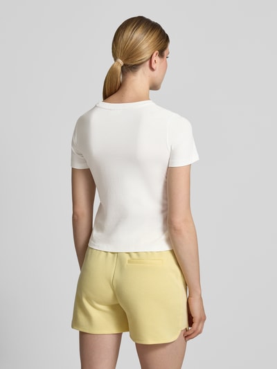 Frauenmodel trägt Regular Fit T-Shirt mit Logo-Stitching von JAKE*S STUDIO WOMAN, weiße Baumwolle, Rundhals, Ganzkörperansicht Rückansicht.
