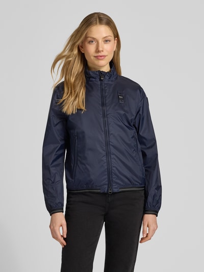 Frauenmodel trägt dunkelblaue Jacke mit Zweiwege-Reißverschluss Modell 'ANNABEL' von Blauer Usa, Regular Fit, Ganzkörperansicht von vorne
