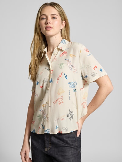 Modelka nosi Regular Fit Bluzka aus Viskose im Allover-Look von Jake*s Casual, kremowa, wzór na całej powierzchni, kołnierzyk koszulowy, krój regular fit, długość tyłu 61 cm, długość rękawów 23 cm, widok z przodu, ujęcie do pasa.