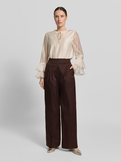 Kobiece model prezentuje spodnie materiałowe 'Stoffhose mit französischen Eingrifftaschen' od Windsor, mieszanka bawełny z dodatkiem streczu, krój wide fit, ciemnobrązowy, wpuszczane francuskie kieszenie, z przodu haftki, guzik i zamek błyskawiczny, kieszenie z wypustką z tyłu, szerokość w rozmiarze 36: 36 cm, długość wewnętrzna nogawki: 82 cm, widok całej sylwetki z przodu.