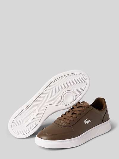 Produktfoto, Sneaker Logo-Prägung Modell 'Court Pro' von Lacoste in Braun mit weißer Sohle, glatte Oberfläche, Herren Sneaker