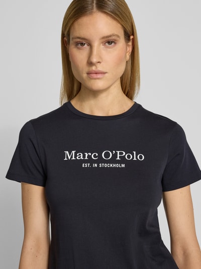 Vrouwenmodel draagt Regular Fit t-shirt uit puur katoen van Marc O'Polo, look: effen, labelprint, ronde hals, korte mouw, Nahaufnahme bovenlichaam.