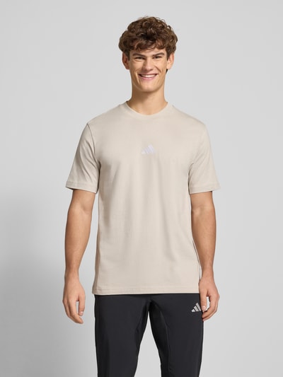 adidas Sportswear T-shirt met labelprint Zand - 4