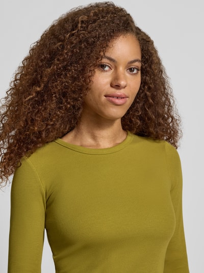 Vrouwenmodel draagt shirt met lange mouwen van JJXX Model 'FREYA' in riblook, mix van katoen en elastaan, ronde hals, skinny fit, ruglengte maat S 50 cm, Nahaufnahme bovenlichaam.