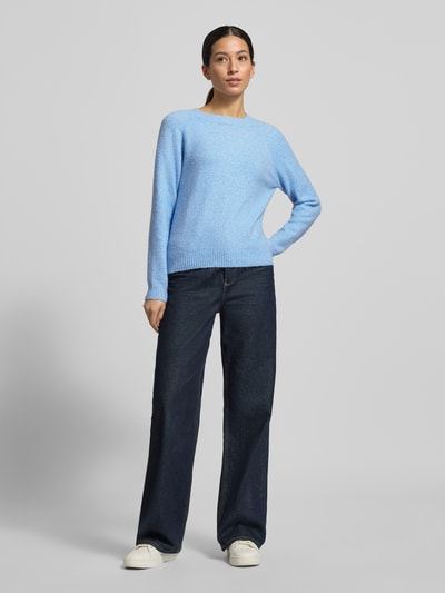 Frauenmodel trägt Regular Fit Strickpullover mit Crew Neck Modell 'DOFFY' von Vero Moda in Hellblau, unifarben, Strickoptik, Ganzkörperansicht von vorne.
