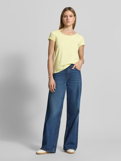 Vrouwenmodel draagt Regular Fit T-Shirt uit puur katoen van Tom Tailor in een zachte mêlee look, boothals, korte mouw, jersey materiaal, rompzoom en mouwboord met rolzoom. Geheellichaamsaanzicht van voren.