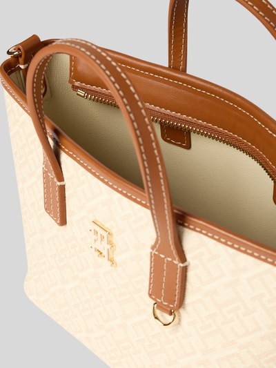 Produktfoto, Henkeltasche mit Logo-Applikation Modell 'MONOPLAY' von Tommy Hilfiger in Beige mit Allover-Muster, Reißverschluss, Kunstleder.