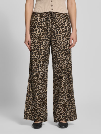 Frauenmodel trägt Regular Fit Weite Hose aus Viskose Modell 'ARIS' von Only mit Optik:Allover-Muster im Animal-Print, Viskose-Mix, Tunnelzug, seitlichen Eingrifftaschen, Popeline, Ganzkörperansicht von vorne.