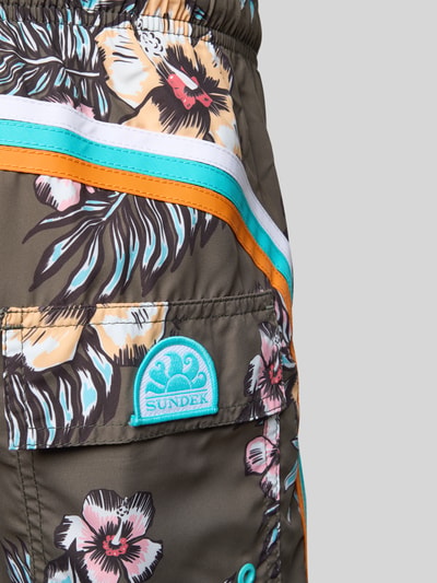 Produktfoto, Badehose mit Gesäßtasche und Label-Patch von Sundek im Loose-Fit mit floralen Mustern, bunten Streifen, elastischem Bund, Kordelzug, Eingrifftaschen, Gesäßtasche mit Klettverschluss und Label-Patch, glatte Textur, Herrens Bademode