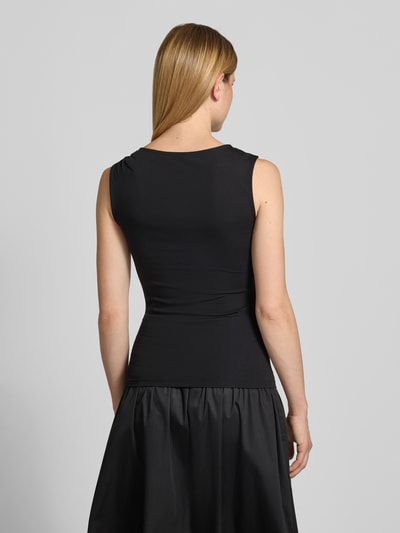 Vrouwenmodel draagt Trägertop aus viscosemix met draperingen van Jake*s Collection, slim fit, ronde hals, met stretch, ruglengte maat 38: 60 cm. Ganzkörperansicht Rückansicht.