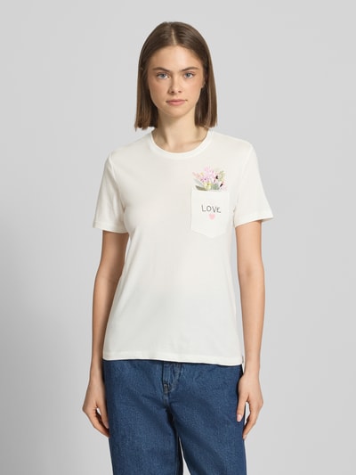 Frauenmodel trägt Regular Fit T-Shirt aus reiner Bio-Baumwolle Modell 'POLLY' von Only, Optik: Unifarben, Statement-Print-Applikation, Motiv-Stitching, Rundhals, Kurzarm, Brusttasche, Jersey, Ganzkörperansicht von vorne.