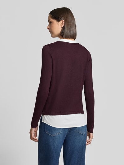 Frauenmodel trägt Longsleeve aus Viskose-Mix in Strick-Optik von COMMA, bordeaux mit Kontrast-Details, Ganzkörperansicht Rückansicht.