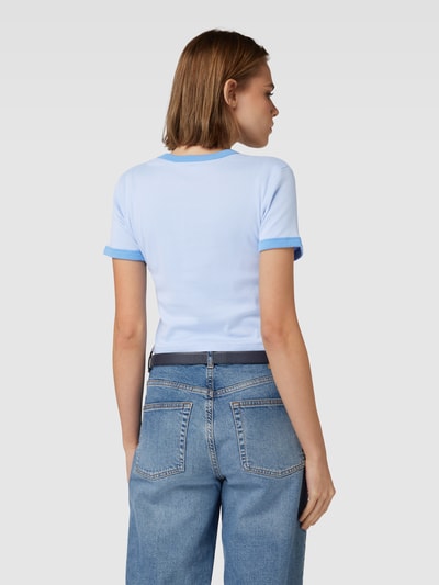 Levi's® Cropped T-Shirt mit Motiv-Patch Hellblau 5