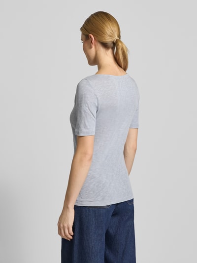 Frauenmodel trägt damski t-shirt Slim Fit T-Shirt aus reiner Baumwolle von Marc O'Polo, efekt: jednolity kolor, melanż, krój slim fit, aplikacja z logo, dekolt w łódkę, rękaw: krótki rękaw, zakończenie rękawów: prosty, wykończenie: prosty, wykończenie materiału: webowa, materiał: bawełna, Ganzkörperansicht Rückansicht